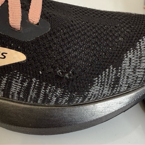 Brooks Levitate 4.0 Sneaker Black Pink Women’s Size 8 - Picture 10 of 10
